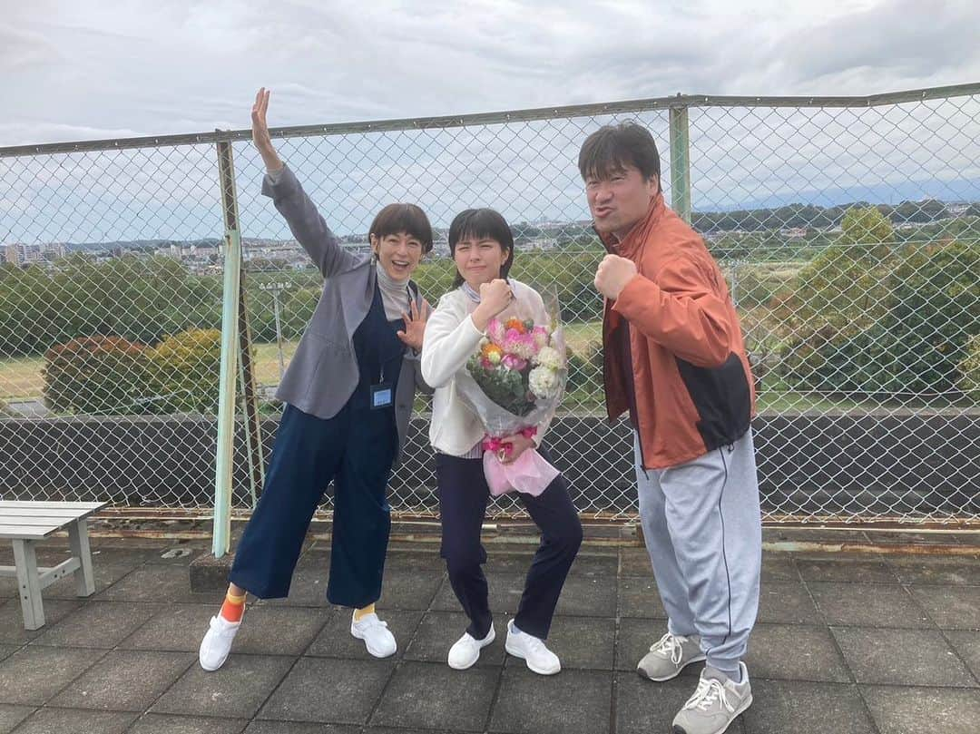 鈴木保奈美さんのインスタグラム写真 - (鈴木保奈美Instagram)「この3人けっこういいチームになってきたと思う。生徒たちも先生たちも親たちもしんどくて、スクールソーシャルワーカーとしては隣にいることしかできないのだけど。ちょっぴりでもじろうさんとゆいちゃんの役に立ててるかな、と思えると、わたしも自信が持てる。 愛と尊敬だよ。 『ひきこもり先生シーズン2』後編　今夜10時放送です。 16:45から前編の再放送もありますよ！  #ひきこもり先生シーズン2  #佐藤二朗  #佐久間由衣」12月24日 7時37分 - honamisuzukiofficial