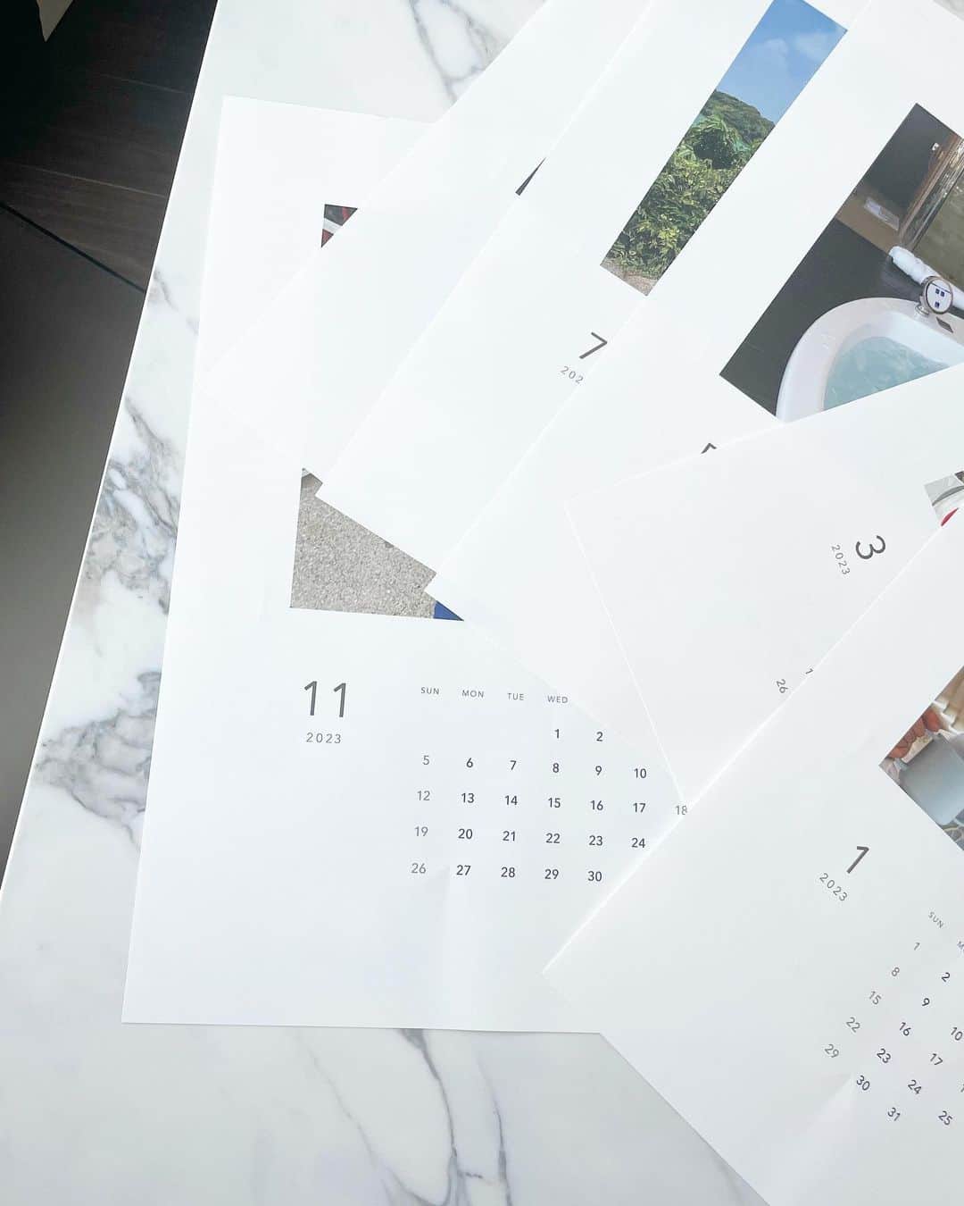 前田朝香さんのインスタグラム写真 - (前田朝香Instagram)「去年も頼んだ @okuru_calendar 💙  2人の祖母と父母のところに ３つ作ってプレゼントしたら 大好評すぎて、、 祖母に来年の分はまだかとせかされて、、☺️❤️  このカレンダー今年の1月は 1月の写真、2月は2月の写真とかを選んでるんだけど、、 思い出沢山だし本当に可愛い🥺 （親バカ🐷）  これは本当にオススメです❤️ ストーリーにリンク貼ります❣️  特別クーポン （有効期限2023年3月31日）asaka9623  これで、10%オフなのでぜひ！☺️ 私も自分のクーポン使って あと3個頼もう❤️笑  #カレンダー　#okuru #pr」12月24日 8時12分 - asakacha