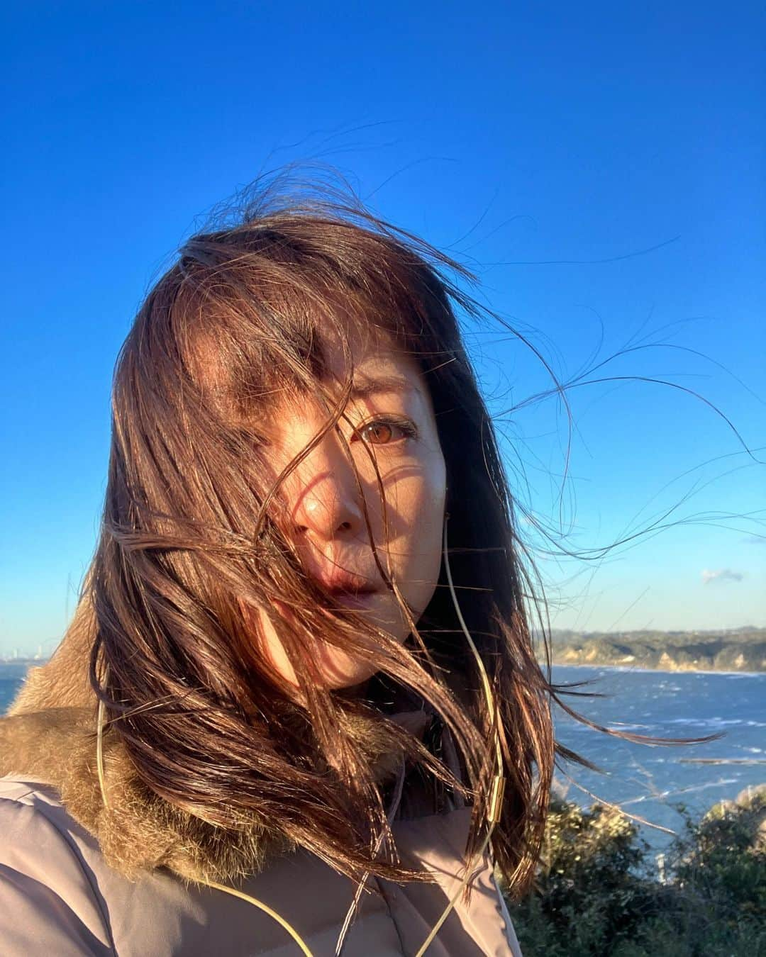 上野樹里さんのインスタグラム写真 - (上野樹里Instagram)「昨日ロケ休憩中、長台詞覚えようと気合いで散歩に出かけたら風の気合いも凄かったin富津。でも景色は最高だった❣️ 風強すぎてアクアライン止まったから、クリスマス連休のお出かけ出来なかった人もいるんだろうなぁ🎄😣冬至すぎると寒くなるから、二十四節気ってホントだね。先人たちは「ん」のつく食べ物を食べ🥕🎃、柚子湯に浸かって♨️1番昼の短い冬至を乗り越えたみたい。こっから折り返して夏に向かってくぞ🗻☀️私は薬草湯に浸かって温冷浴をしたな。今、水ってキンキンに冷たいけどね🧊」12月24日 8時47分 - _juri_art_