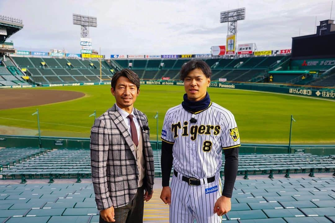 阪神タイガースさんのインスタグラム写真 - (阪神タイガースInstagram)「甲子園球場で行われた#佐藤輝明 選手と#鳥谷敬 さんの対談の様子が関西テレビで12月26日（月）深夜0時45分から放送の「8SPORTS」で放送されます！ぜひご覧ください！ #8sports  #佐藤輝明 選手 #鳥谷敬 さん」12月24日 8時49分 - hanshintigers_official