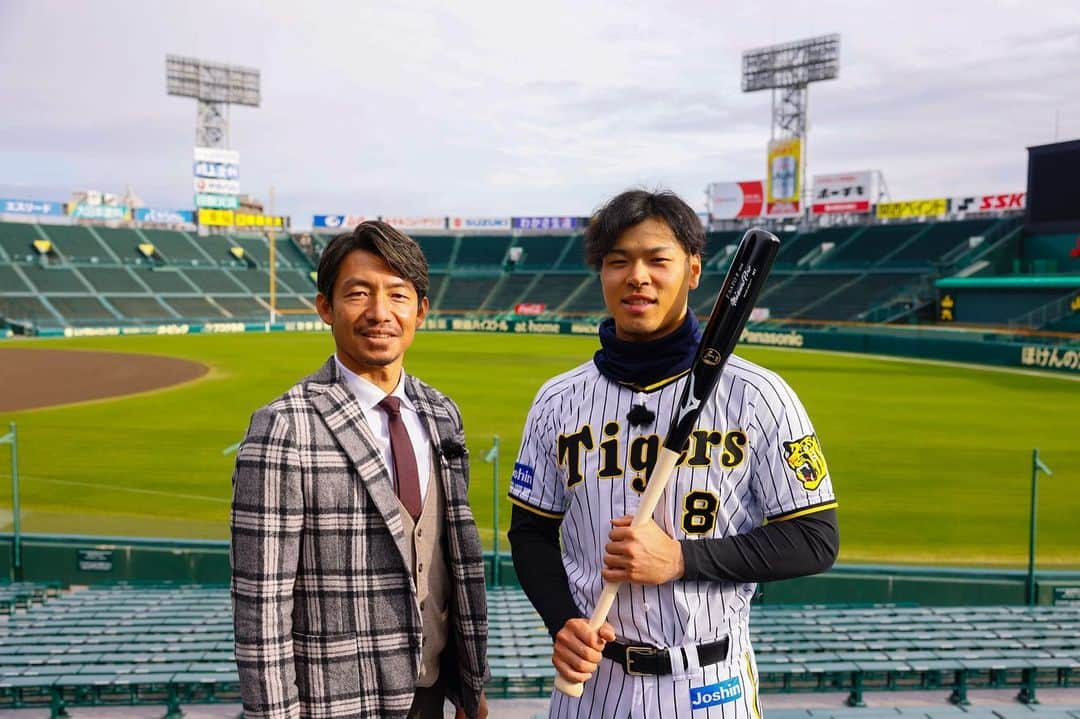 阪神タイガースさんのインスタグラム写真 - (阪神タイガースInstagram)「甲子園球場で行われた#佐藤輝明 選手と#鳥谷敬 さんの対談の様子が関西テレビで12月26日（月）深夜0時45分から放送の「8SPORTS」で放送されます！ぜひご覧ください！ #8sports  #佐藤輝明 選手 #鳥谷敬 さん」12月24日 8時49分 - hanshintigers_official