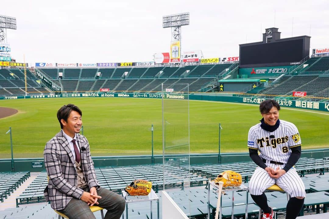 阪神タイガースさんのインスタグラム写真 - (阪神タイガースInstagram)「甲子園球場で行われた#佐藤輝明 選手と#鳥谷敬 さんの対談の様子が関西テレビで12月26日（月）深夜0時45分から放送の「8SPORTS」で放送されます！ぜひご覧ください！ #8sports  #佐藤輝明 選手 #鳥谷敬 さん」12月24日 8時49分 - hanshintigers_official