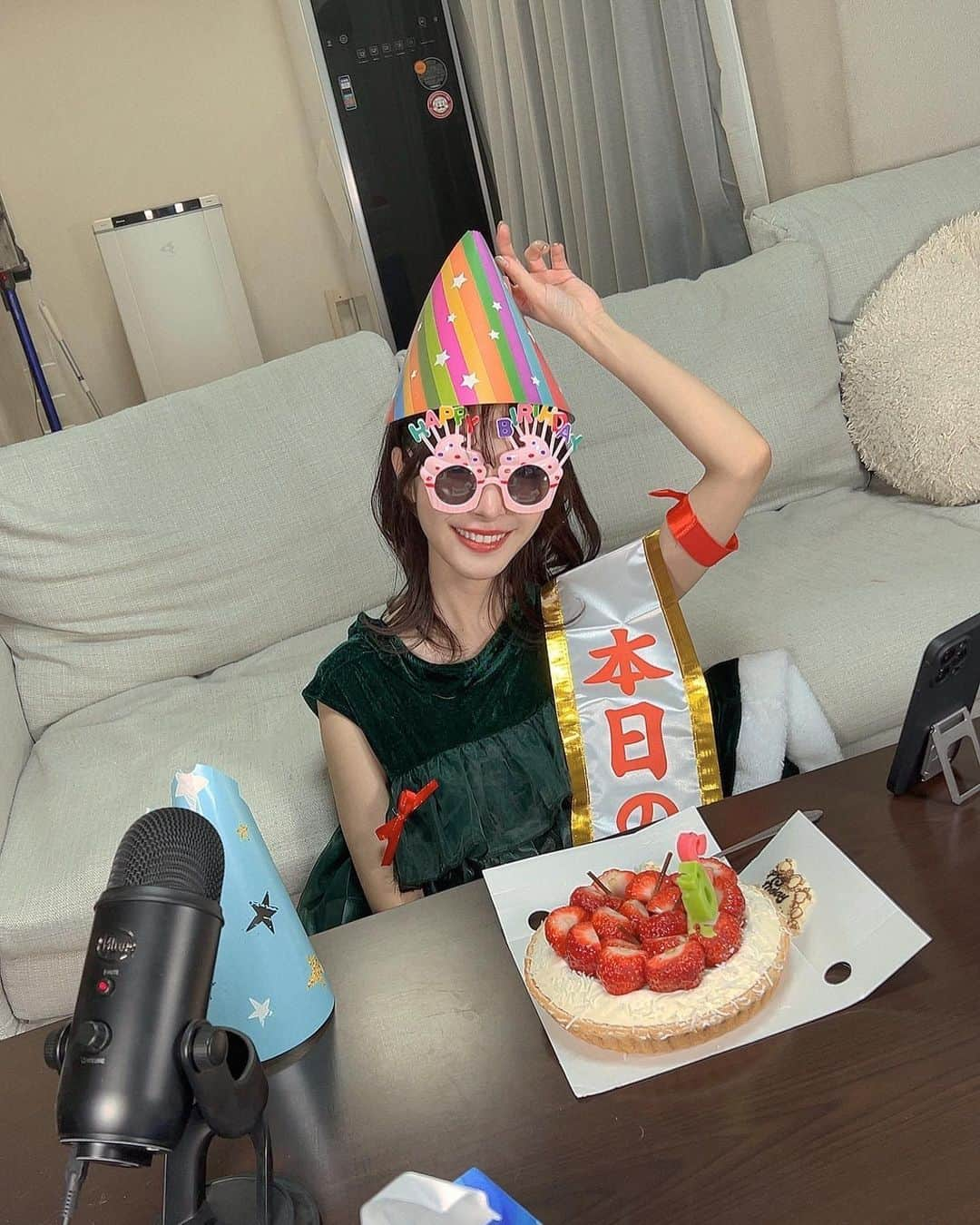 桃乃木かなさんのインスタグラム写真 - (桃乃木かなInstagram)「誕生日を迎えました〜🍑  26歳！二郎の歳です！ 好きな物をエネルギーに これからもガソリン切れないよう 楽しみながら頑張ります！  いつも応援してくれている皆さん、 皆の存在もコメントも私のエネルギーです！ 26歳の桃乃木かなもどうぞよろしくお願いします🙌🍑  (生配信も深夜でしたがお付き合いありがとうございました☺️)」12月24日 9時38分 - kana_momonogi