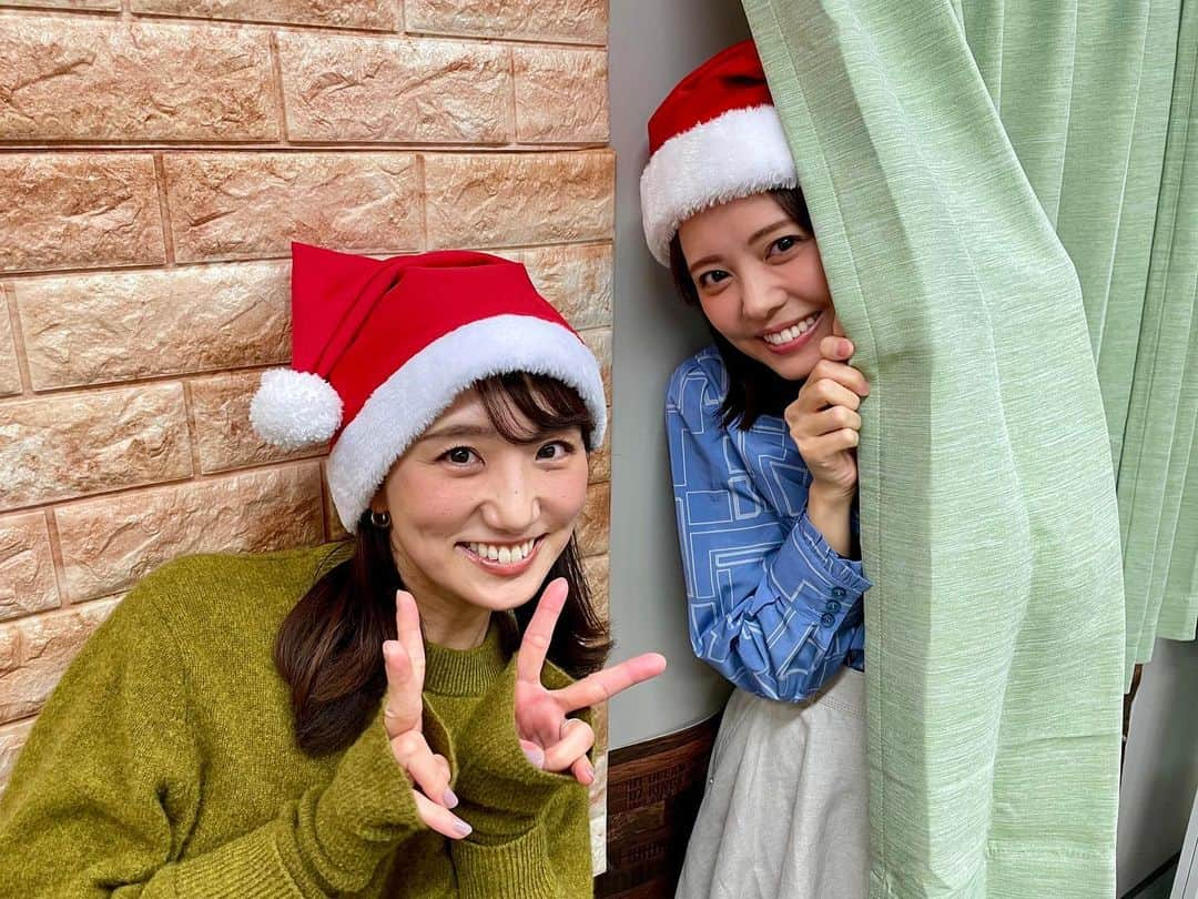 フジテレビアナウンサーさんのインスタグラム写真 - (フジテレビアナウンサーInstagram)「メリークリスマス🎅 松村未央 & 宮澤智です！  先日、アナウンス室にいた私たちを山本アナ(@yamamoto_kenta.yamaken )がたくさん笑わせて撮ってくれました✨久しぶりのツーショットが嬉しくて、ついサンタ帽をかぶってしまいました！！  束の間のクリスマス気分…🎄  #メリークリスマス from #松村未央 #宮澤智 #山本賢太」12月24日 9時57分 - fujitv_announcer