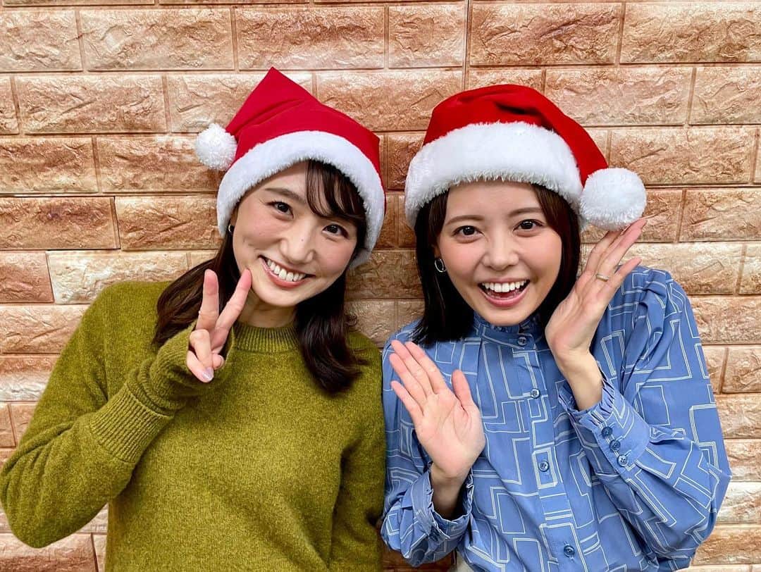 フジテレビアナウンサーさんのインスタグラム写真 - (フジテレビアナウンサーInstagram)「メリークリスマス🎅 松村未央 & 宮澤智です！  先日、アナウンス室にいた私たちを山本アナ(@yamamoto_kenta.yamaken )がたくさん笑わせて撮ってくれました✨久しぶりのツーショットが嬉しくて、ついサンタ帽をかぶってしまいました！！  束の間のクリスマス気分…🎄  #メリークリスマス from #松村未央 #宮澤智 #山本賢太」12月24日 9時57分 - fujitv_announcer