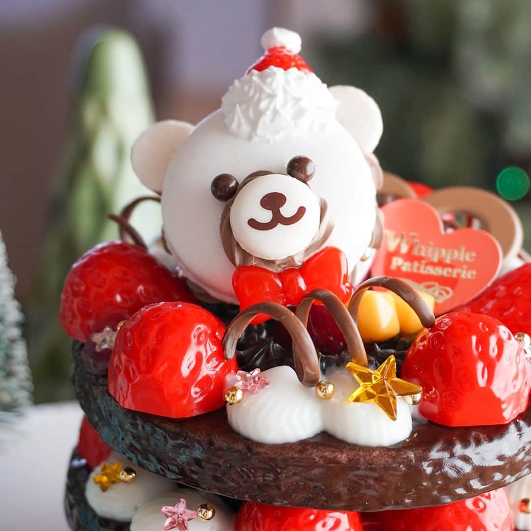 アクアビーズ公式さんのインスタグラム写真 - (アクアビーズ公式Instagram)「ホイップるでクリスマスパーティー✨  豪華なチョコケーキやツリー型のかわいいケーキを作ってみました🎂 かわいいクマさんのマカロンがポイントです♪  ※「ホイップる」は実際に食べることはできません。  #ホイップる #whipple #フェイクスイーツ #パティシエ #スイーツデコ #ケーキ #クリスマスケーキ #おうち時間 #クリスマス #クリスマスツリー #christmas #happyholidays」12月24日 11時00分 - epoch1958_jp