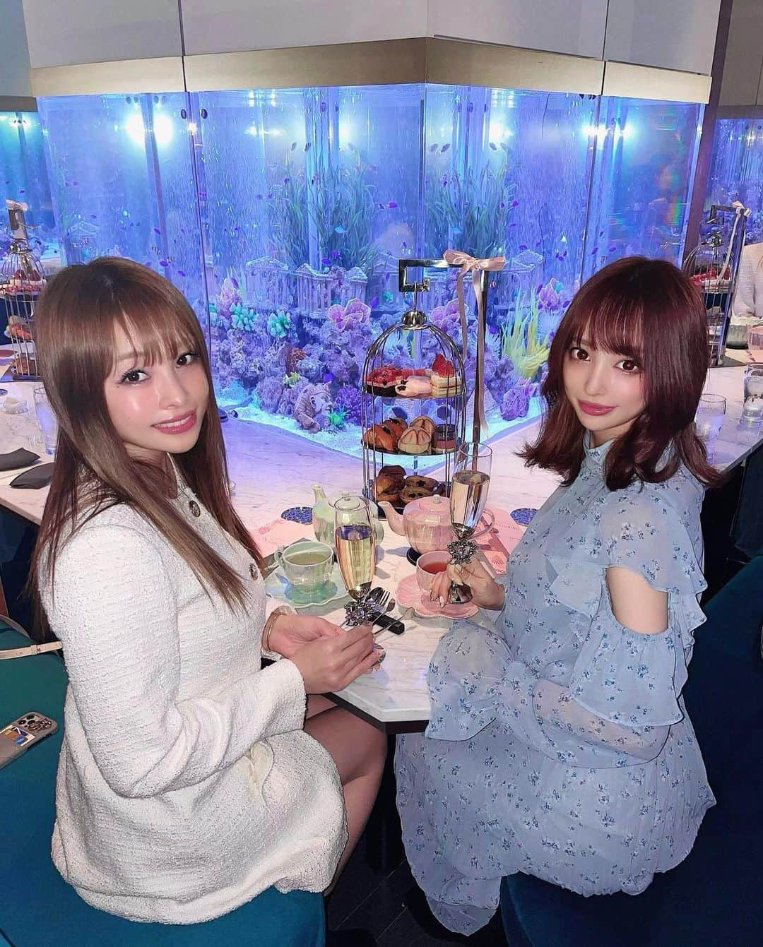 サキ吉さんのインスタグラム写真 - (サキ吉Instagram)「深海アフタヌーンティ🐬🐟🐠してきたよ☕️🍰✨ ． 上野駅から歩いてすぐ、 まだオープンしたばかりのアクアリウムレストラン Nautilusさん🍽✨ @aquarium_nautlius_ ． 豪華客船の船室をコンセプトにして作られた個室で、 大きい水槽がまるで海の中にいるみたいだった🧜‍♀️💓 ． 苺のプリンセスアフタヌーンティーが可愛くて美味しかったよ🍓✨ ここは全国のアフタヌーンティー好き女子は行ってみるべし！！！°･🐠✨ ． #アフタヌーンティー #アフタヌーンティーセット #アフタヌーンティー巡り #東京アフタヌーンティー #アフヌン #東京カフェ #東京グルメ #深海アフタヌーンティー #水族館 #水槽 #大理石テーブル #大理石カフェ #東京ディナー #ストロベリーアフタヌーンティー #苺アフタヌーンティー #いちごスイーツ #おしゃカフェ #ホワイトコーデ #豪華客船  #上野グルメ #上野カフェ #上野ランチ #上野ディナー #アクアリウム水槽 #アクアリウム #アリエル #アクアリウムレストラン」3月13日 12時42分 - sakikichi1201