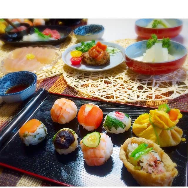 吉田沙織のインスタグラム：「＊ 今日は じーちゃんの退院祝い☺️✌🏻️ 手まり寿司で華やかにしました♪  もう食べ始めています。 箸が写っております。笑  #和食 #おうちごはん #手作り #japan  #手まり寿司」