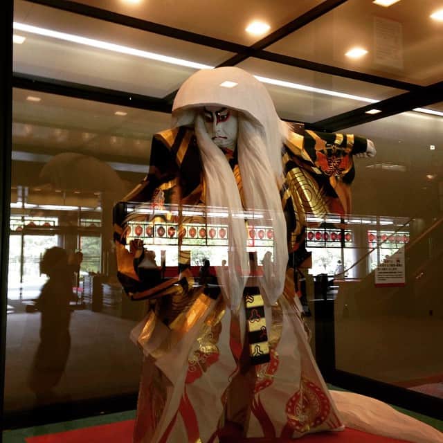 理絵さんのインスタグラム写真 - (理絵Instagram)「宝塚の上級生が出演されている日舞の発表会に来ています。  ロビーで偶然、同期のゆうひ(大空)に遭遇して次回の舞台を観に行く約束をしました。  #国立劇場 #日舞 #日本舞踊 #花柳 #japan #tokyo #instagood #instaphoto #look #大空祐飛」4月29日 13時05分 - ____rie____