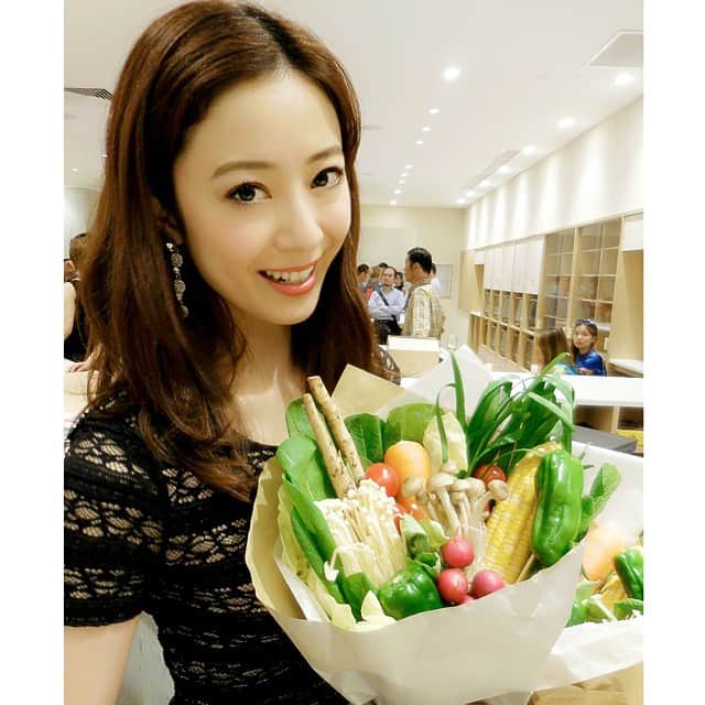 白田久子さんのインスタグラム写真 - (白田久子Instagram)「vegetable bouquet💐 これ、可愛いくて美味しそう(笑) #vegetable #野菜ブーケ #ずっしり重い」4月29日 10時25分 - hisako_shirata