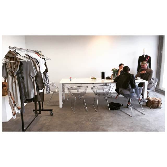 ロバートキャリーウィリアムズのインスタグラム：「Utilising @pushprlondon's amazing showroom space for my interview with @hungermagazine. #staytuned #interview #fashion #art #design」