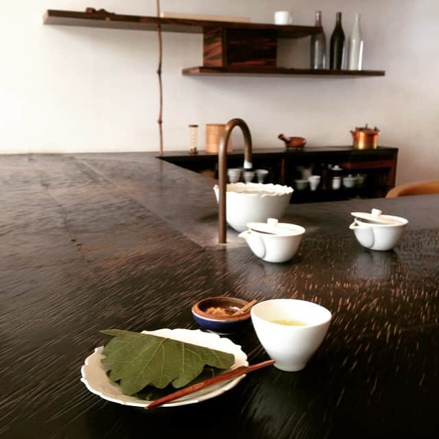 志摩有子さんのインスタグラム写真 - (志摩有子Instagram)「大学時代からの仲良しとランチの後話し足らずに…。日本茶の専門店へ。知覧産の瑞々しい新茶を頂く。 #日本茶 #侘び寂び #話しはまだまだ終わらず」4月30日 14時39分 - ariko418