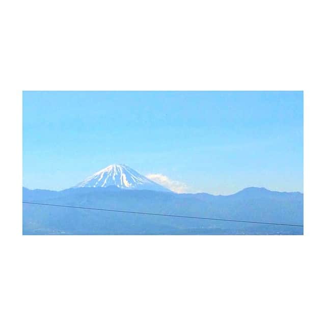 吉田沙織のインスタグラム：「* おはようございます☺️ 久しぶりに富士山が良く見えますよ〜！ #富士山 #山梨  #じーちゃんばーちゃんは家の近くの湖を散歩中」