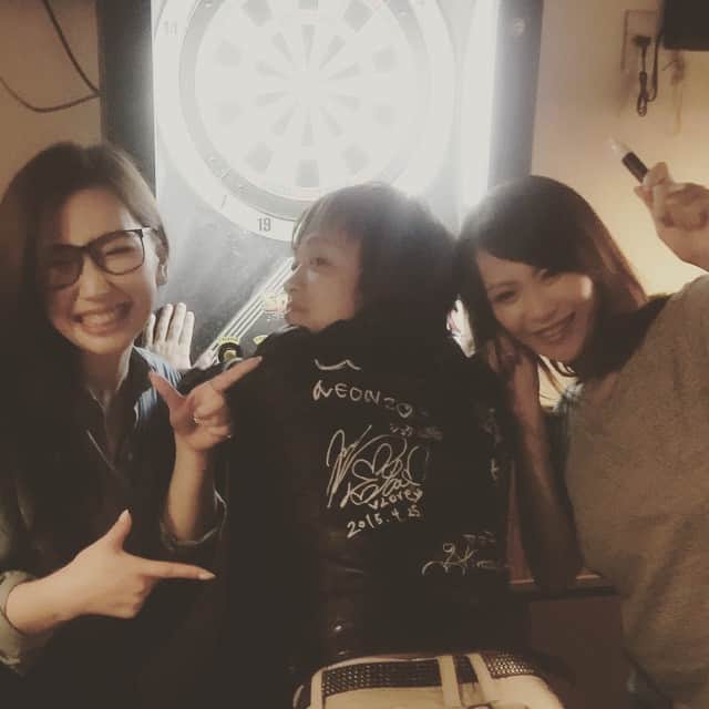 佐山愛のインスタグラム：「先日、なっつと開催した姫島はなれイベントでの1枚！  以前ホストTVでお世話になった、たこ焼きホストのイザキショウさん！  遊びに来てくれただけでも嬉しいのに、シャンパンもいただいた上にまさかまさかのサインここー！？っていうww  ありがとうございまーすww  #みんなでラクガキ #こんなん初体験w #ショウさんマジっすかw」