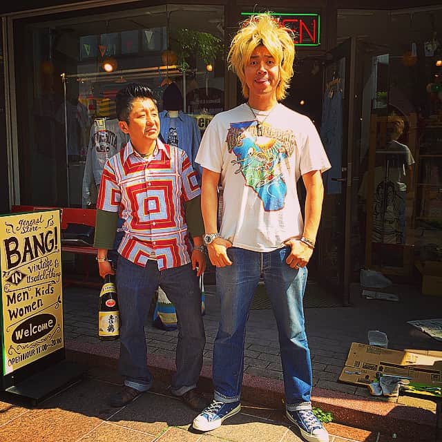 大川知英のインスタグラム：「古着屋BANG!で3000円以上お買い上げでオリジナルバッジプレゼント❗️😎 日本酒も飲めるよ👍 僕もゲッツ🌟🇺🇸 #bang_generalstore  #古着 #高知市」