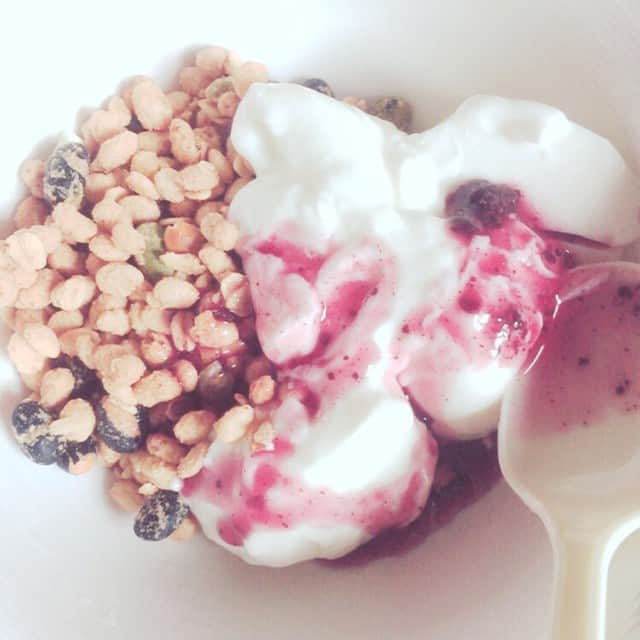 希志あいののインスタグラム：「soy granola,yogurt and asai source! my favorite foods♪ 大豆グラノーラ、ヨーグルト、アサイーソース！ 単語間違ってた… 指摘感謝♡」