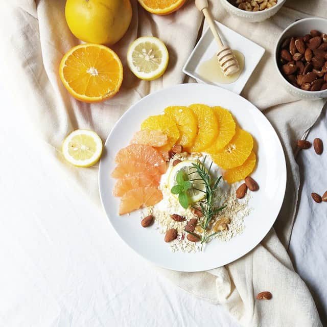 Mikaのインスタグラム：「orange＋grapefruit＋ granola💛 * 我が家は明日からGW🙌🙌🙌 GW中は食べすぎる予定なので今日は気持ちヘルシーに♡ * 無駄な抵抗だなんて言わないで〜🐷 *」
