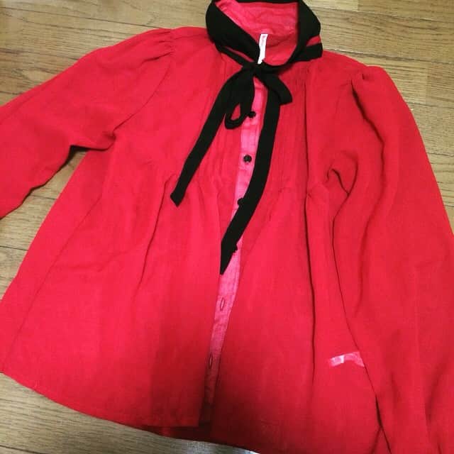AKIRAのインスタグラム：「黒リボンが首元についた赤シャツ！ 100円ψ(｀∇´)ψ #ドキドキフリーマーケット #幕張 #戦利品」