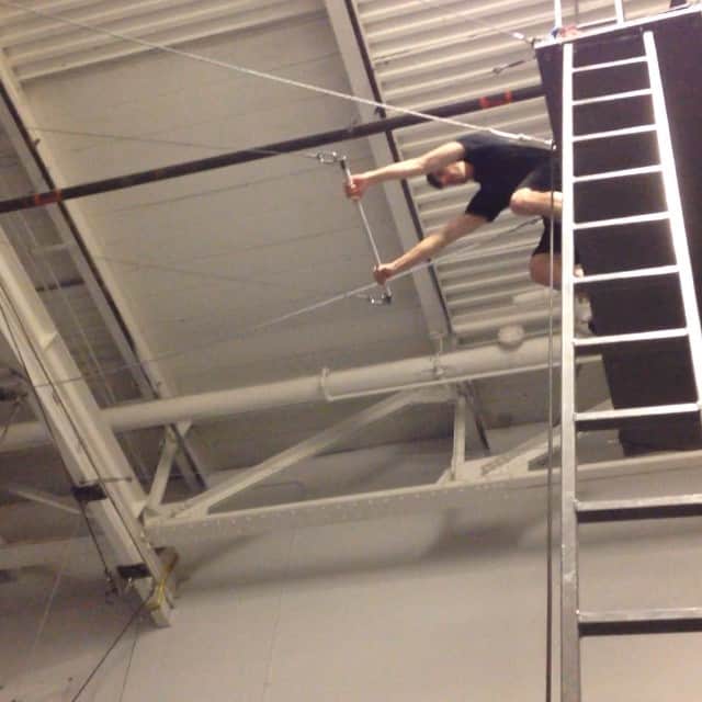 フランシス・ブードロー＝オデのインスタグラム：「Awesome feeling! #trapeze #flying」