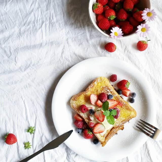 Mikaのインスタグラム：「Frenchtoast🍓🍓🍓 * フレンチトーストにバニラアイスといちごのっけ。 * はいぱー高カロリーな幸せ朝ごはんです。ぐふふ 皆さん一緒に朝デブ活しませんかー？ * GWなので奮発して朝からアイスも乗っけました。 が、 要領悪くもたもた写真撮ってたらアイスほとんど溶けました。 #igあるある ？ * 皆様素敵なGWをお過ごしください。」