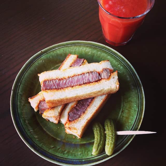 志摩有子さんのインスタグラム写真 - (志摩有子Instagram)「追い詰められてもお腹は空く。あとはストックしておいたステーキサンド。ひらやまさまさま♡ #あってよかった #やまさんサンド」5月6日 12時46分 - ariko418