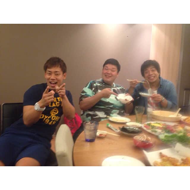 カバのインスタグラム：「#squaready ミルクボーイ駒場さん、バンビーノ藤田も一緒です！！手巻き寿司にはり重のスーパーお肉です！！ #ミルクボーイ駒場さん #バンビーノ藤田 #手巻き寿司パーティー #はり重のスーパーお肉も #幸せ」