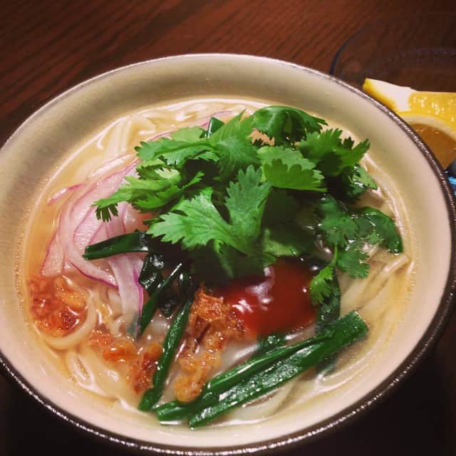 志摩有子さんのインスタグラム写真 - (志摩有子Instagram)「ハマグリの旨味がたっぷりのスープに稲庭うどんを投入してフォー風に。仕上げにムラサキ玉ねぎとフライドオニオン。パクチーとレモンもたっぷり。 #ハマグリ鍋 #20個を2人で完食 #麺は別腹 #パクチーマニア」5月6日 22時02分 - ariko418