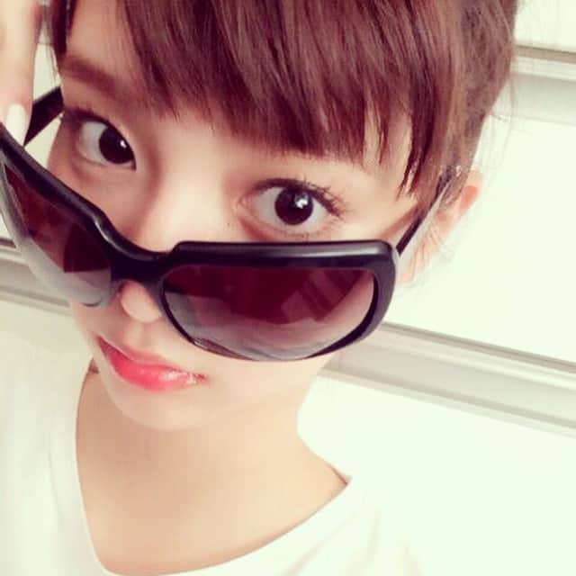 新川優愛（ファンアカウント）のインスタグラム：「こんにちはー 「世界一受けたい授業」 「深イイ話」 見ていただいた方 ありがとうございます！ 楽しんでいただけたら嬉しいです 最近は関東お天気もよくて お昼間は暑いくらい。☀️ なのでプライベートで お出かけするときは 🍡おだんご🍡スタイル」
