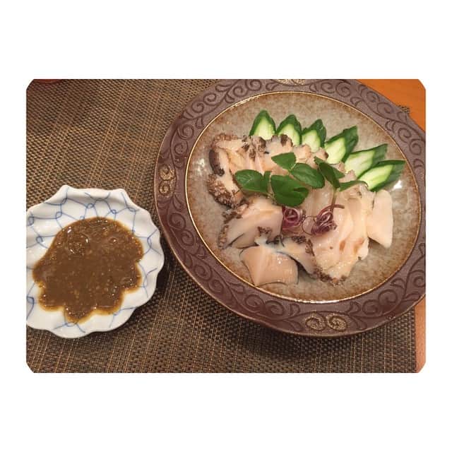 越馬千春さんのインスタグラム写真 - (越馬千春Instagram)「驚く美味しさ。 鮑様。 教えたくないくらいお気に入りの お寿司屋さん。  #鮑 #金沢 #kanazawa #寿司 #美味しい #sushi」5月6日 16時47分 - chiharukoshiba