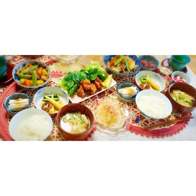 吉田沙織のインスタグラム：「*5/6 * ＊唐揚げ ＊舞茸と豆腐の味噌汁 ＊長芋の梅ソースがけ ＊肉じゃが ＊椎茸とヤングコーンの二倍酢 ＊新玉ねぎのスライス  新玉ねぎはスライスして鰹節で食べるのが一番好きです☺️ 一玉いけちゃうわ😍✌🏻️ #和食 #おうちごはん #japan」
