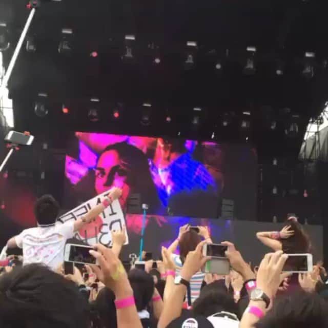 とみmamaのインスタグラム：「R3HAB💖 さいちゃんととみチラッと。笑  ねえ、てか一緒に写ってるメンズは誰なの？爆笑 なんでりーまんはこの人達も写したの？爆笑  #electric_zoo_beach_tokyo#electriczoo#zoo#electric#EDM#fes#幕張beach#幕張#beach#海外#海外fes#R3HAB」