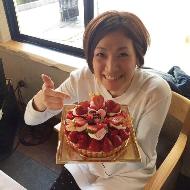 高橋みゆきのインスタグラム：「今日ロケ終わりにお店の方から🎁 サプライズの結婚お祝いケーキ🎂 嬉しすぎた！！！ #サプライズ #結婚 #ケーキも美味しかった #食べてばっかり #充実の1日」