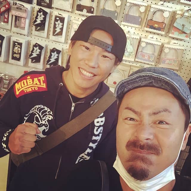 こーいちのインスタグラム：「原宿にあるcandiesのお店に行ったら修斗世界フェザー級4位の猿丸ジュンジ君に偶然会いました。 ちなみにこないだの試合の時、入場曲に10-FEETの楽曲使ってくれてました。 ありがとね。 次の試合も頑張ってね。」