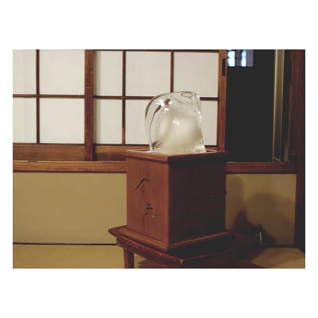 高垣麗子さんのインスタグラム写真 - (高垣麗子Instagram)「個室に案内されると、大きな氷が‼︎ 冷房器具に頼らずに氷でお部屋の温度を下げるだなんてECOですね。。 目で見ても涼しく快適な気温になっております。。☺︎ #すき焼き #いし橋 #ECO」5月8日 22時32分 - reikotakagaki