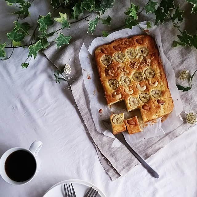 Mikaのインスタグラム：「banana cake🍌 * 本日のおやつ☕ ゾンビバナナ救済のために作ったバナナケーキ🙈 * 素敵な週末をお過ごしください。 *」