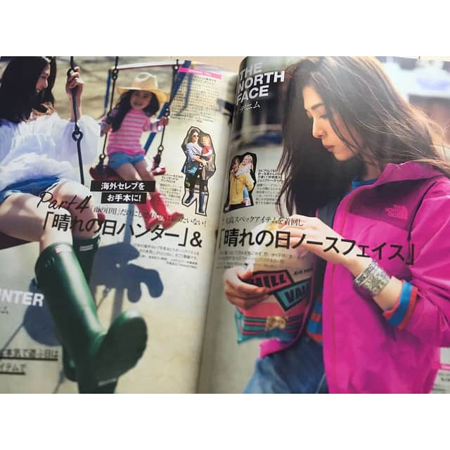 西山真以さんのインスタグラム写真 - (西山真以Instagram)「VERY6月号、雨の日晴れの日曇りの日特集、「晴れの日ハンター」×「晴れの日ノースフェイス」☂☀︎☁︎ どちらも個人的に日頃から使うアウトドアブランドながら、コーディネートでこんなにお洒落になるんだと撮影しながら感心、勉強になりました✨👏今月号も熟読しよう♥︎ #撮影なのに忘れるほどポップコーンを食べ過ぎる#ブランコも子どもより楽しんでしまった #雑誌VERY #6月号 #HUNTER #THENORTHFACE #instagood #西山真以」5月9日 17時29分 - mai0830