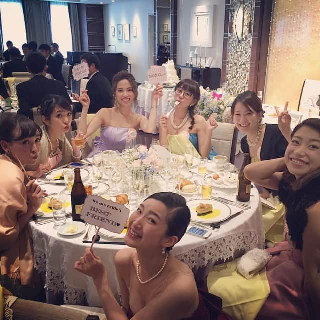 時東ぁみさんのインスタグラム写真 - (時東ぁみInstagram)「結婚式親友テーブル♡たくさん感涙！幸せ！ #結婚式 #親友 #ドレスお揃い #幸せ #左半分子持ち #右半分売れ残り #美人ママ #主役お色直し中」5月11日 0時21分 - amitokito