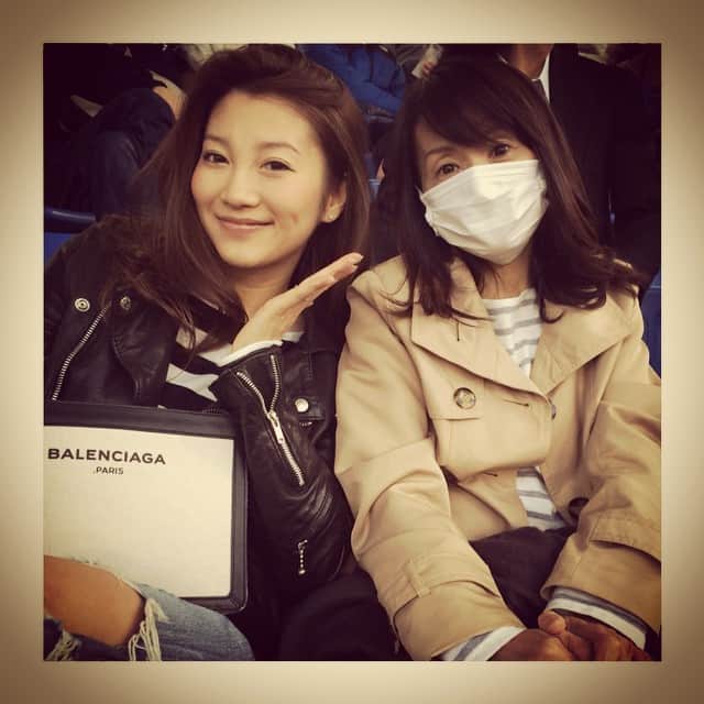 のインスタグラム：「さて、母の日だった訳ですが❤︎ 去年の母の日に何が欲しいか聞いたら、『加織の花嫁姿』と言われ困っていましたがww  そのプレゼントが1年越しで出来そうです❤︎ 世界一大好きなmommy❤︎❤︎ 私も母になって、貴女の偉大さを心から痛感しました！  本当に本当に、感謝しかありません！！！ わたしも自分の子供にそんな風に思って貰える様にがんばるね❤︎ ずっと健康で長生きしてね❤︎ ありがとう…❤︎❤︎」