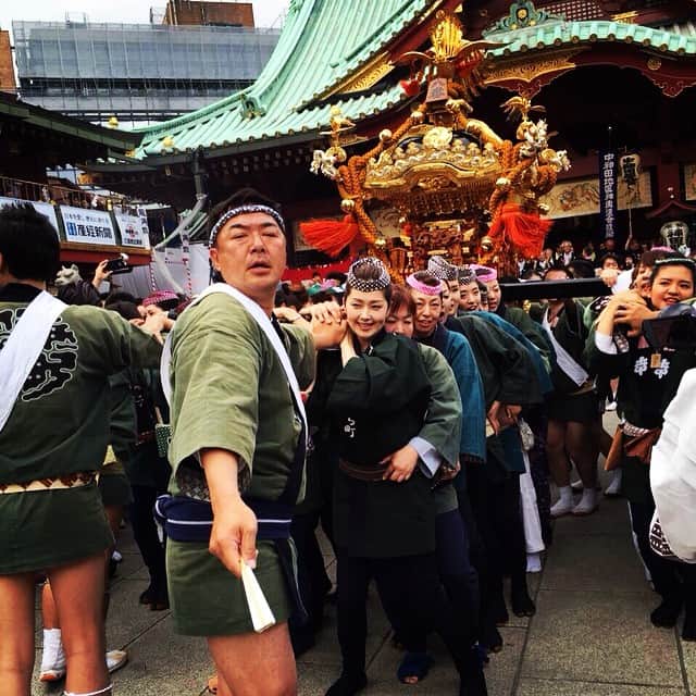 笛木優子のインスタグラム：「昨日は天気も良く最高でした👐 お神輿はズシリと重く肩がアザになりました😅こんなにキツイとは思いもよらず、夏の部活を思い出しました💦貴重な経験をさせていただきました。 地元に伝統のあるお祭りがあるってうらやましいです💕 鎌倉町のみなさん、大変お世話になりました！ありがとうございました✨😊#神田祭」
