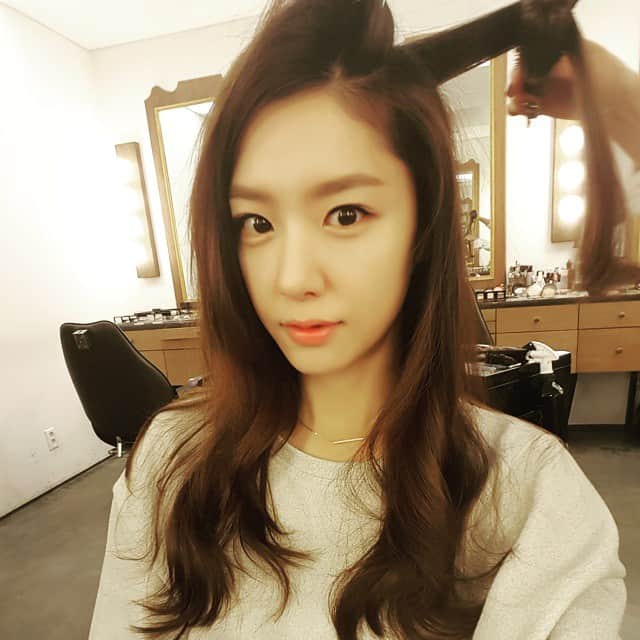 ソ・ジヘさんのインスタグラム写真 - (ソ・ジヘInstagram)「#뮤제네프#정심언니#소영언니#수연이랑함께#잡지촬영 #준비중 #요이땅 😘」5月11日 12時50分 - jihye8024