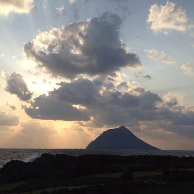 畑中葉子さんのインスタグラム写真 - (畑中葉子Instagram)「天使の梯子。雲の間から差す太陽の光が梯子のように見えることからついた名前。八丈島から見た八丈小島の夕景。 Ladder of the angel.Hachijo-jima island.」5月11日 20時41分 - hatanaka_yoko