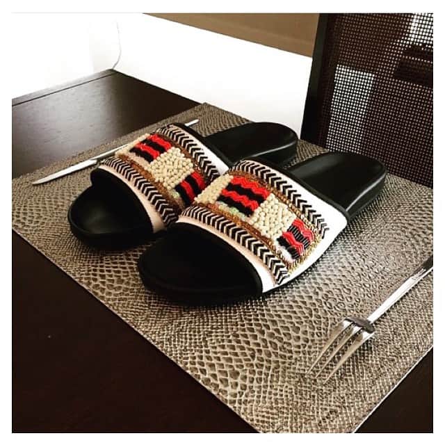 ジャコモレッリのインスタグラム：「Meal breaks 🍴🍳🍷 #regram from @0lukayode great pic 😉👍🏼 #giacomorelli  #ss2015  #slippers」