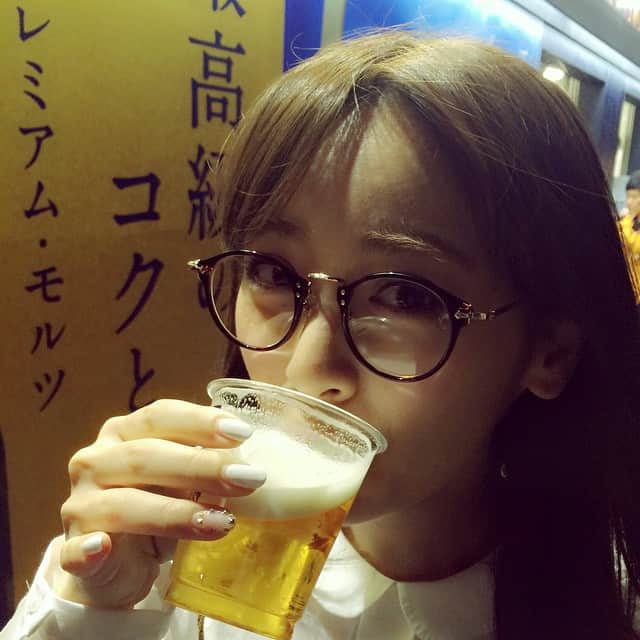 泉里香さんのインスタグラム写真 - (泉里香Instagram)「そして夜はビールでしめました。 #夏だぁ〜っ！☀️ #100円 ビールだよ #この量がスキよ #ビアガーデン いきたいよ #ビール 女子 #小指‥w」5月13日 7時41分 - rika_izumi_
