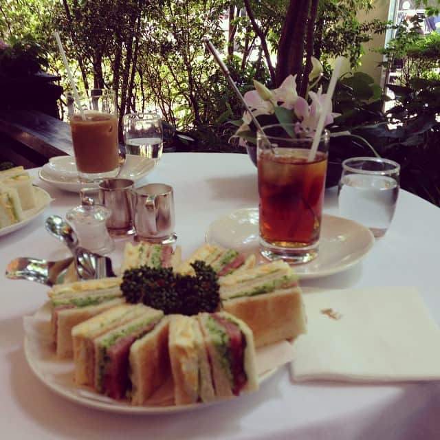 志摩有子さんのインスタグラム写真 - (志摩有子Instagram)「いつもの場所で打ち合わせ。緑爽やかなテラス席が気持ちいい季節。よいアイデアも浮かびそう^ ^」5月13日 15時11分 - ariko418