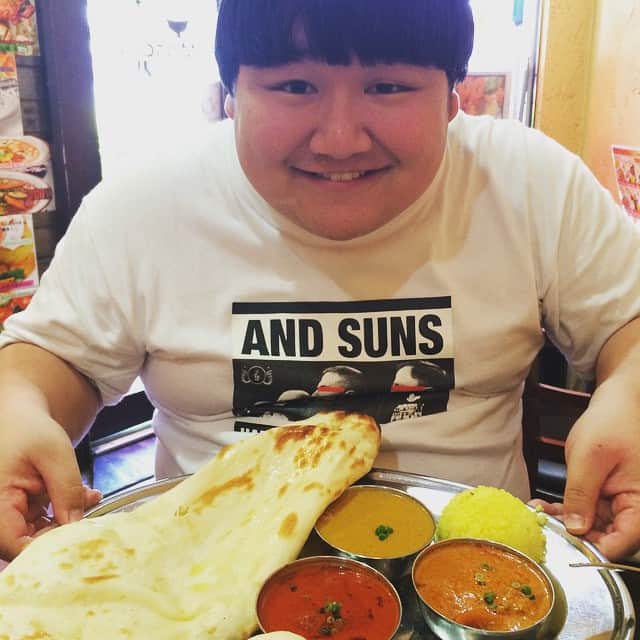 太田博久さんのインスタグラム写真 - (太田博久Instagram)「ランチ #インドカレー #ハンプティーダンプティー #スプーンでナンにカレーを乗せて上品に食べてる #かわいい」5月14日 14時17分 - hirohisaota