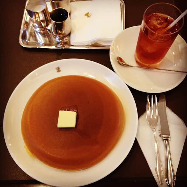 志摩有子さんのインスタグラム写真 - (志摩有子Instagram)「今日もいつもの場所で。お供はふっくらホットケーキ。久々に食べたけど驚きのふんわり感❤️ #打ち合わせ #連日 #パンケーキ #このこんがり香ばしい焼き色を見よ #デザートは別腹」5月14日 14時49分 - ariko418