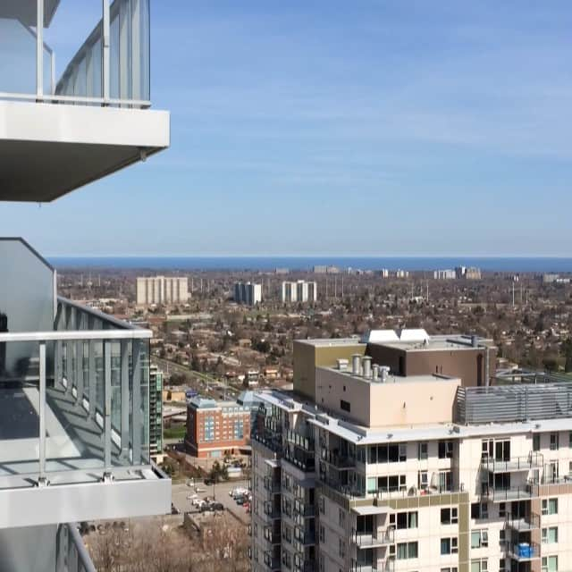 Alex Sinicynのインスタグラム：「I can get used to this view 😍 🌁#toronto #lakeontario #downtown」