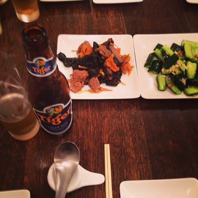 志摩有子さんのインスタグラム写真 - (志摩有子Instagram)「ヒブスマ初の夜の部スタート🍺 まずは前菜。お麩と金針菜、胡瓜の大蒜和え。タイガービールで頂きます♡ #大人の会合 #夜の企画会議 #夜も最高」5月15日 20時20分 - ariko418