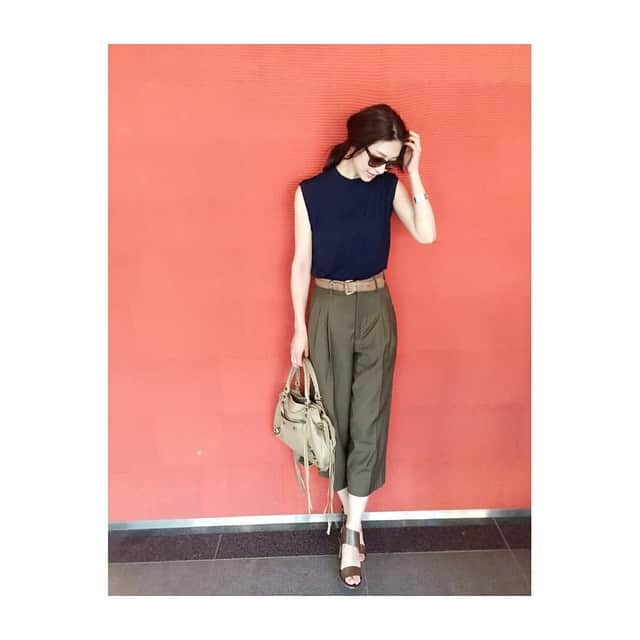 西山真以さんのインスタグラム写真 - (西山真以Instagram)「#ootd  sunglass : #CELINE tops：#ENFOLD belt : #chloe pants : #tonal bag : #BALENCIAGA shoes : #CELINE 今期はカーキが気になります♥︎」5月15日 16時08分 - mai0830