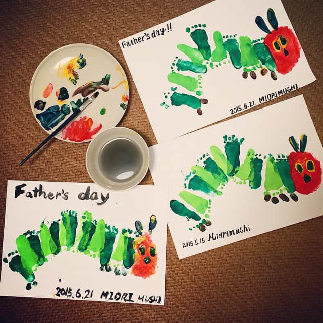 kyokkyのインスタグラム：「ミオリンの足型で、はらぺこあおむし🐛🐛🐛❤️ 夫婦でミオリン寝てから仕上げの顔描いた🎨何年振りかの絵の具しかも最終的には筆は使わず手で描いた…笑💕楽しかった😁❤️」